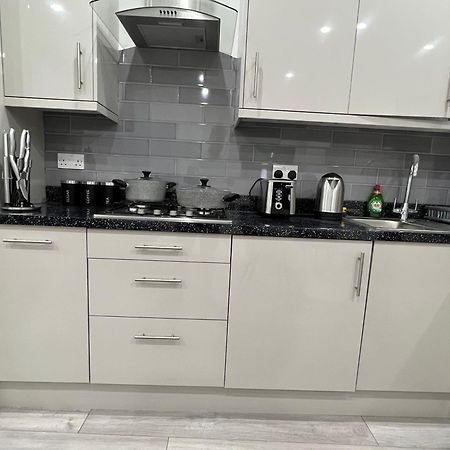 F4 Luxury Stays One Bed Apartment With Parking Илфорд Екстериор снимка