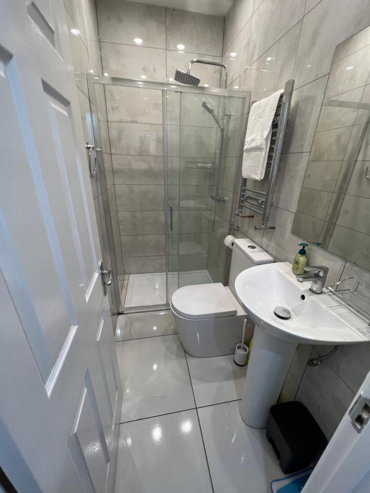 F4 Luxury Stays One Bed Apartment With Parking Илфорд Екстериор снимка