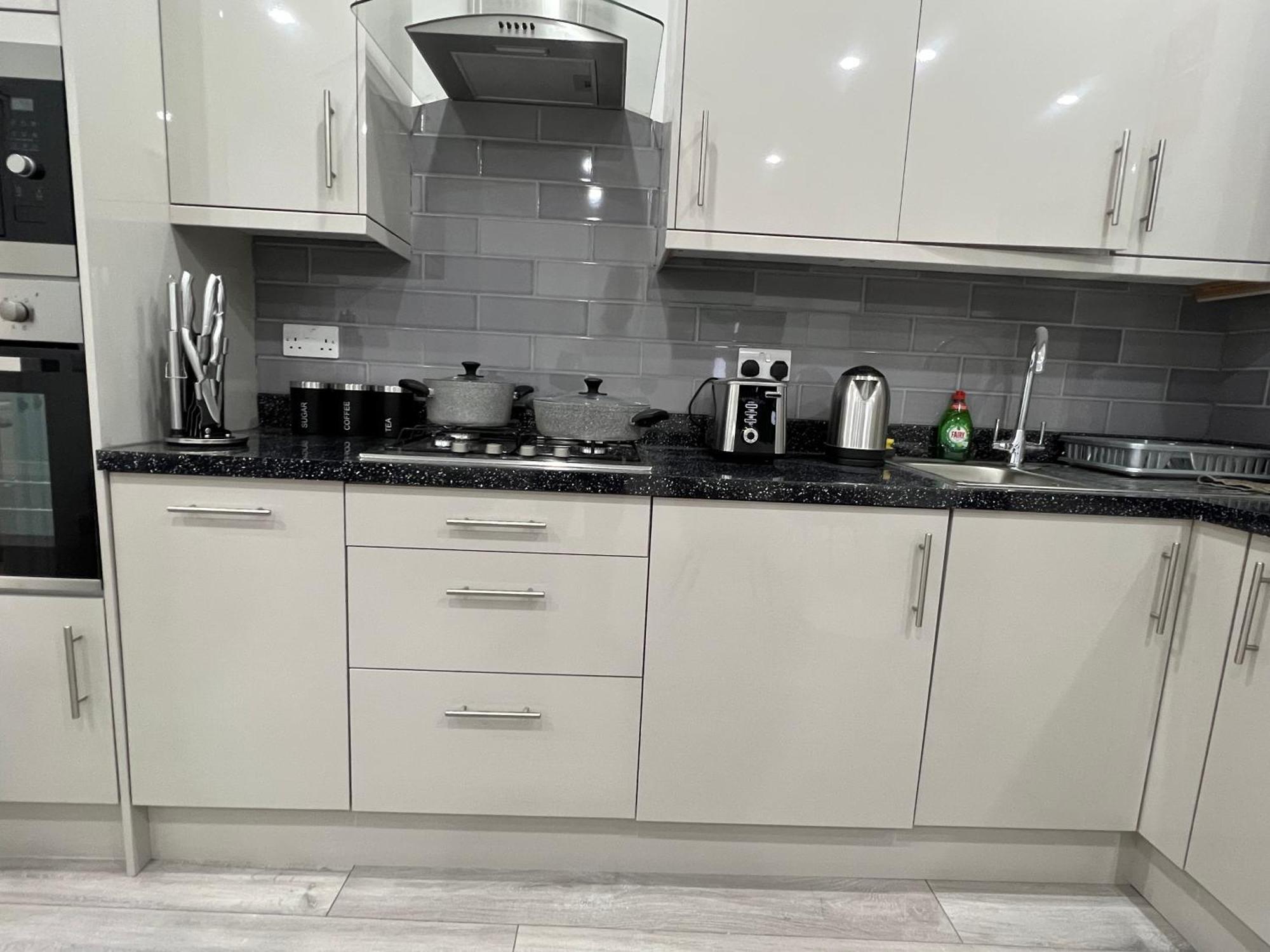 F4 Luxury Stays One Bed Apartment With Parking Илфорд Екстериор снимка