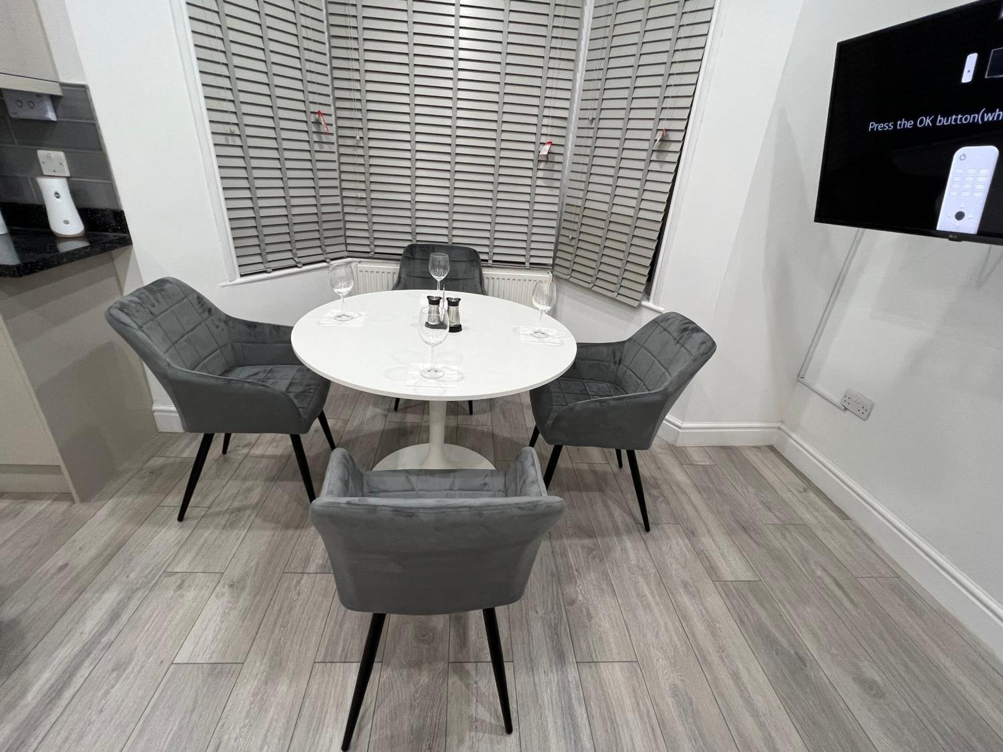 F4 Luxury Stays One Bed Apartment With Parking Илфорд Екстериор снимка