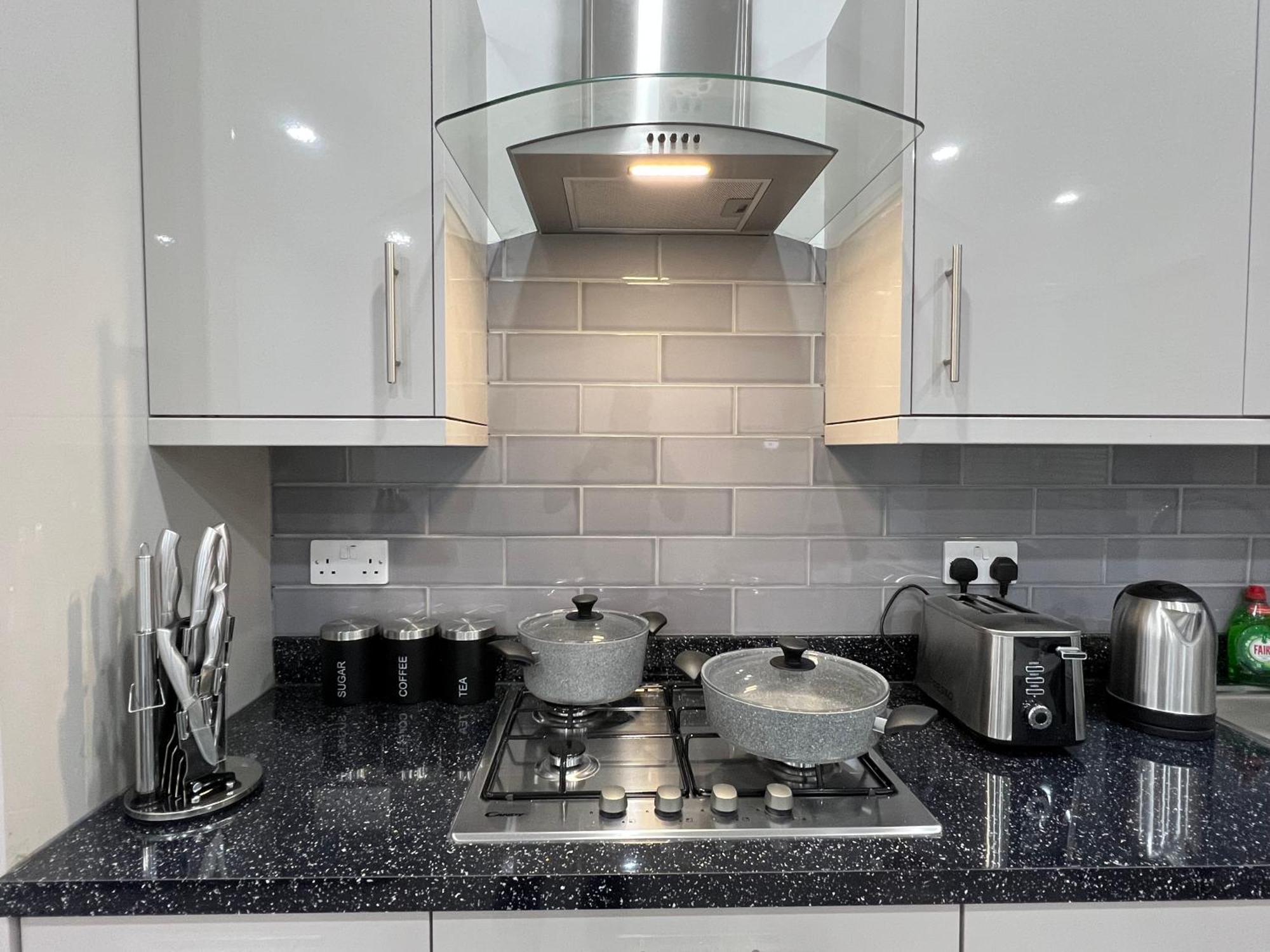 F4 Luxury Stays One Bed Apartment With Parking Илфорд Екстериор снимка