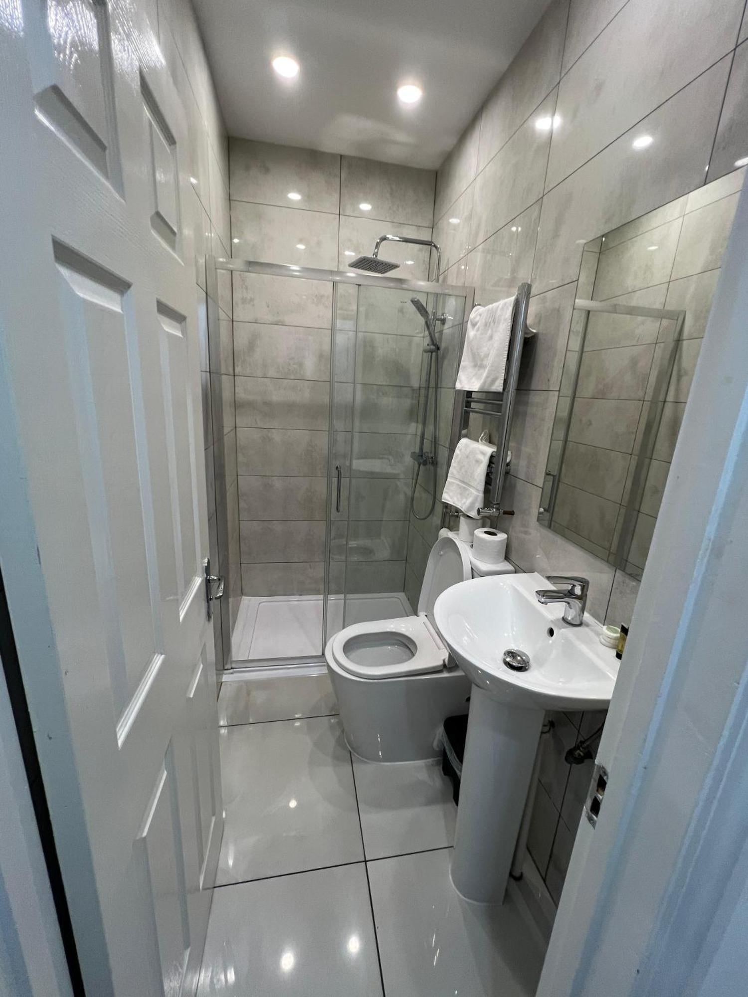 F4 Luxury Stays One Bed Apartment With Parking Илфорд Екстериор снимка