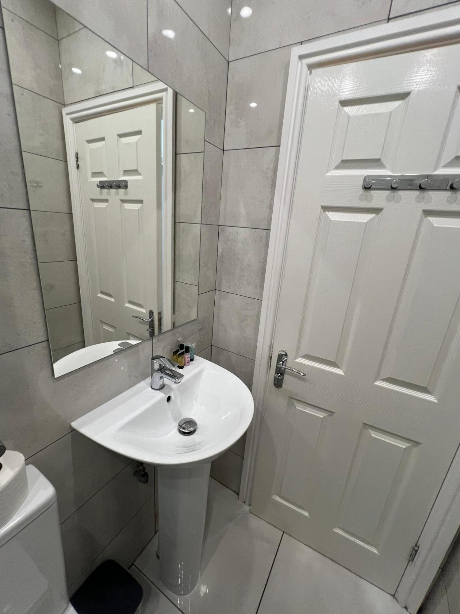 F4 Luxury Stays One Bed Apartment With Parking Илфорд Екстериор снимка