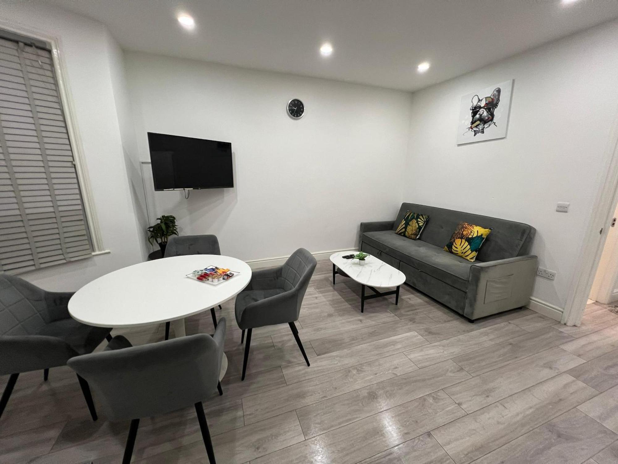 F4 Luxury Stays One Bed Apartment With Parking Илфорд Екстериор снимка