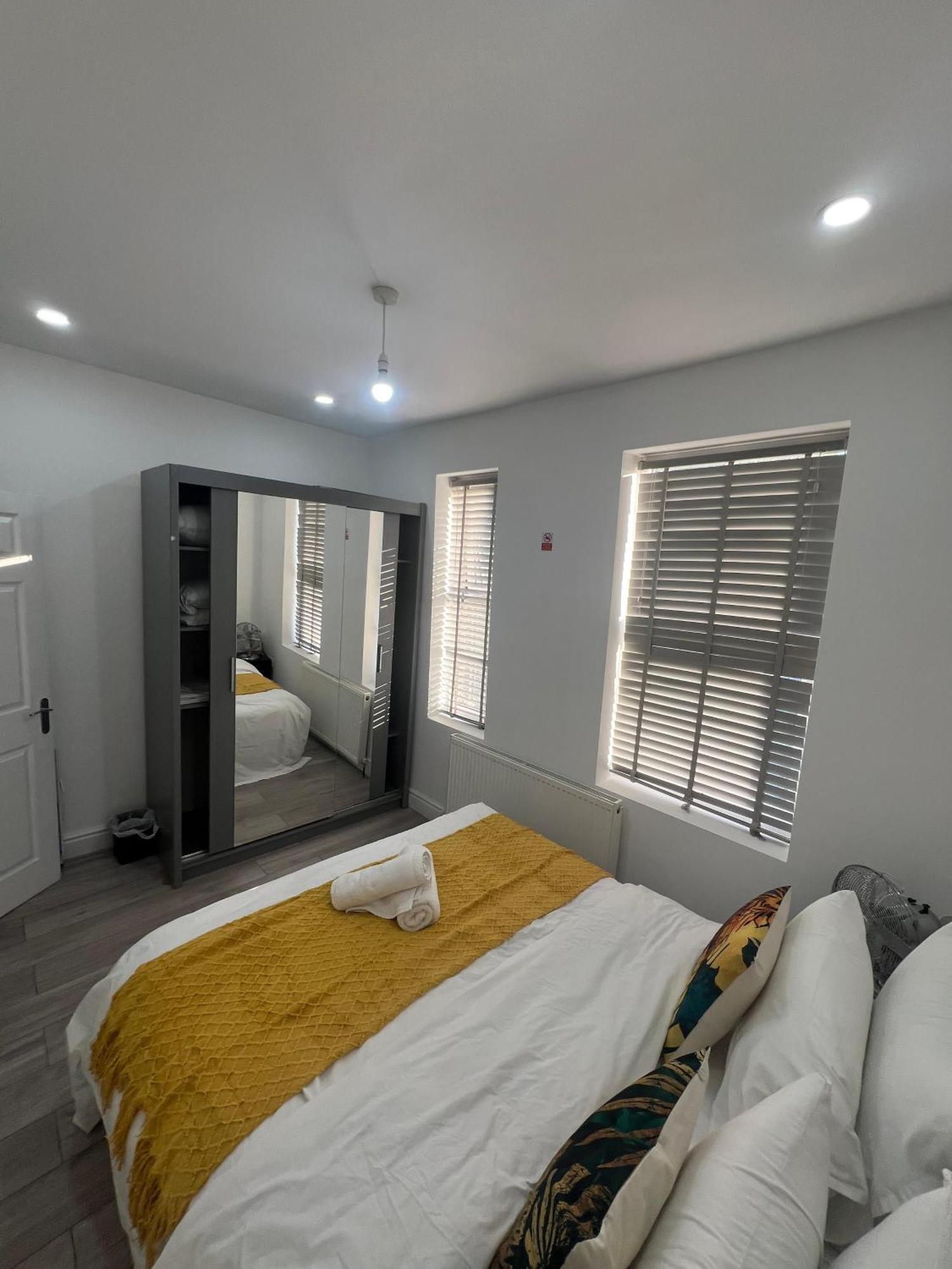 F4 Luxury Stays One Bed Apartment With Parking Илфорд Екстериор снимка